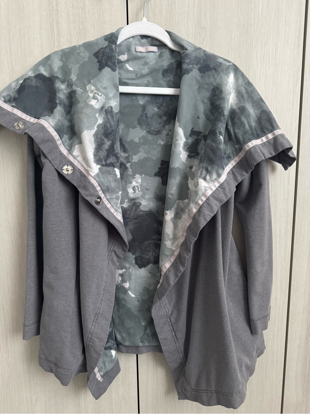 lululemon athletica Gray sweater with cloud pattern sz 4 RARE